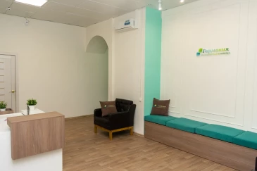 Кресло и диван для отдыха пациентов в клинике